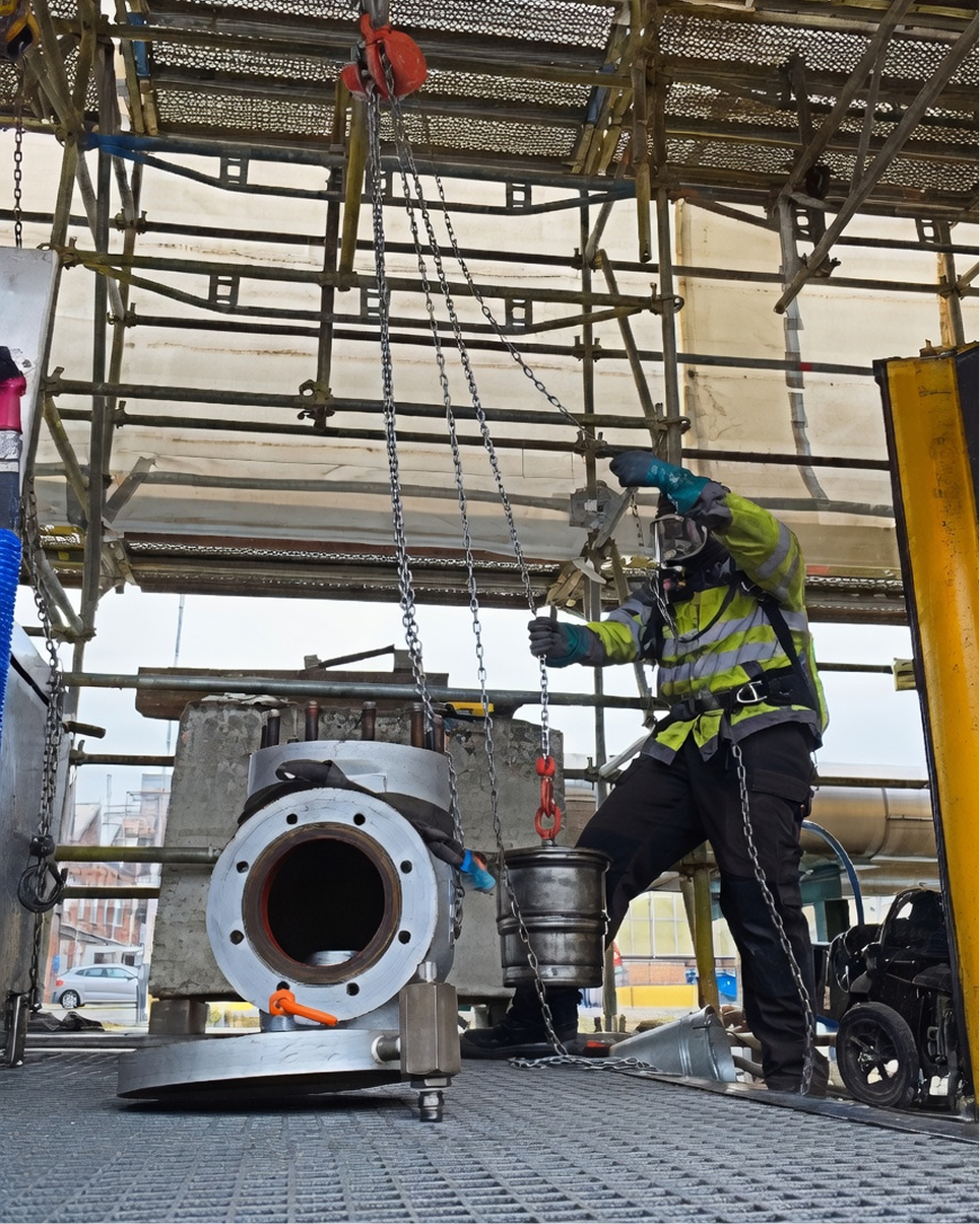 On-site dismantling and installation of valves at a chemical plant